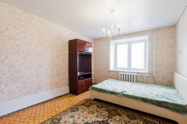 Rusya, Moskova... 23 Temmuz 2019: iç oda dairesi. Pansiyonda standart onarım dekorasyonu. Eski usul dikkatsiz, modern olmayan bir ortam. Kozmetik onarım gerekiyor