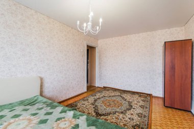 Rusya, Moskova... 23 Temmuz 2019: iç oda dairesi. Pansiyonda standart onarım dekorasyonu. Eski usul dikkatsiz, modern olmayan bir ortam. Kozmetik onarım gerekiyor