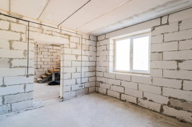 Rusya, Moskova... 25 Temmuz 2019: iç oda dairesi. Kendi kendini bitirmek için kaba bir tadilat. İç dekorasyon, odanın çıplak duvarları, inşaat sahnesi.