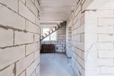 Rusya, Moskova... 25 Temmuz 2019: iç oda dairesi. Kendi kendini bitirmek için kaba bir tadilat. İç dekorasyon, odanın çıplak duvarları, inşaat sahnesi.