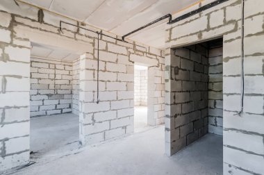 Rusya, Moskova... 25 Temmuz 2019: iç oda dairesi. Kendi kendini bitirmek için kaba bir tadilat. İç dekorasyon, odanın çıplak duvarları, inşaat sahnesi.