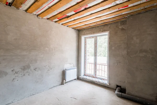 Rusya, Moskova... 23 Temmuz 2019: iç oda dairesi. Kendi kendini bitirmek için kaba bir tadilat. İç dekorasyon, odanın çıplak duvarları, inşaat sahnesi.