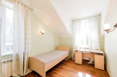 Rusya, Omsk- 02 Ağustos 2019: iç oda dairesi. Tahta elementleri olan standart, güzel tasarımcı kır evi.