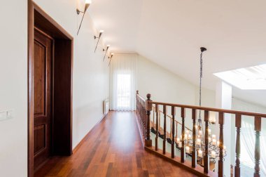 Rusya, Omsk- 02 Ağustos 2019: iç oda dairesi. Tahta elementleri olan standart, güzel tasarımcı kır evi.