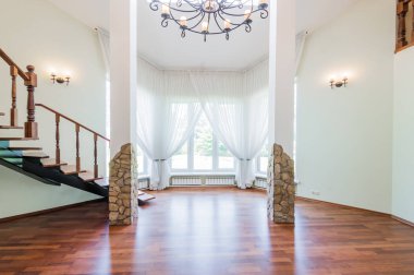 Rusya, Omsk- 02 Ağustos 2019: iç oda dairesi. Tahta elementleri olan standart, güzel tasarlanmış kır evi. Merdivenler, basamaklar