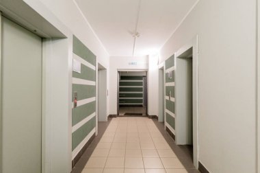 Rusya, Omsk- 2 Ağustos 2019: iç oda halka açık yer, merdiven