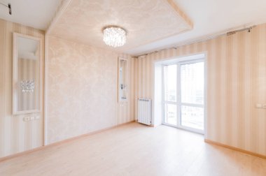 Rusya, Omsk- 02 Ağustos 2019: iç oda dairesi. Yurtta standart onarım dekorasyonu