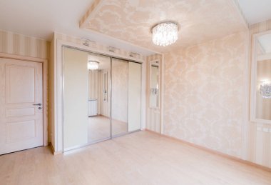 Rusya, Omsk- 02 Ağustos 2019: iç oda dairesi. Yurtta standart onarım dekorasyonu