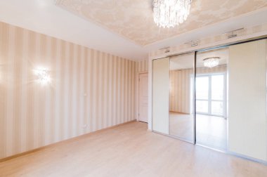 Rusya, Omsk- 02 Ağustos 2019: iç oda dairesi. Yurtta standart onarım dekorasyonu