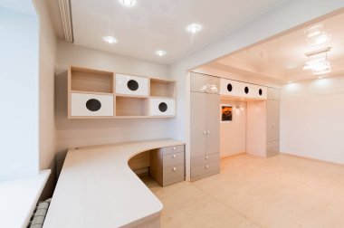 Rusya, Omsk- 02 Ağustos 2019: iç oda dairesi. Pansiyonda standart onarım dekorasyonu. Parlak boş oda mobilyasız, aydınlatma armatürleri