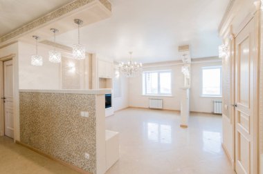 Rusya, Omsk- 02 Ağustos 2019: iç oda dairesi. Pansiyonda standart onarım dekorasyonu. Parlak boş oda mobilyasız, aydınlatma armatürleri