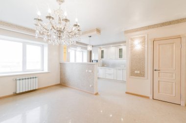 Rusya, Omsk- 02 Ağustos 2019: iç oda dairesi. Pansiyonda standart onarım dekorasyonu. Parlak boş oda mobilyasız, aydınlatma armatürleri