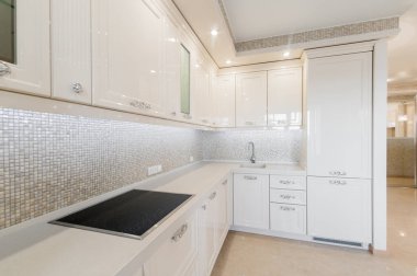 Rusya, Omsk- 02 Ağustos 2019: iç oda dairesi. Pansiyonda standart onarım dekorasyonu. Mutfak, yemek alanı.