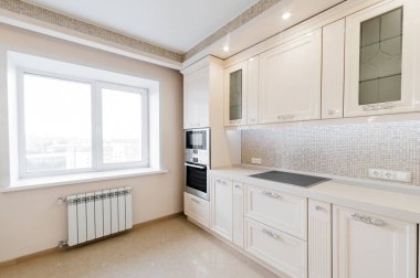 Rusya, Omsk- 02 Ağustos 2019: iç oda dairesi. Pansiyonda standart onarım dekorasyonu. Mutfak, yemek alanı.