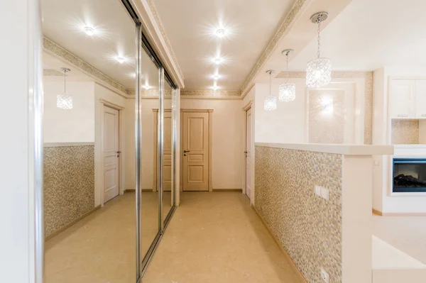 ロシア オムスク 2019年8月2日 室内アパート ホステルの標準的な修理の装飾 明るい空の部屋家具なし照明器具 — ストック写真