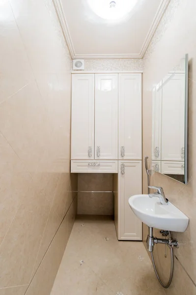 ロシア オムスク 2019年8月2日 室内アパート ホステルの標準的な修理の装飾 バスルーム シンク 装飾要素 トイレ — ストック写真