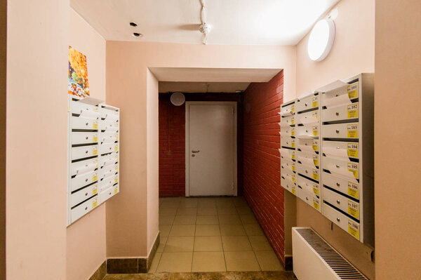 Россия, Омск - 02 августа 2019 года: внутреннее общественное место, лестница
