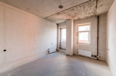 Rusya, Omsk- 05 Ağustos 2019: iç oda dairesi. Kendi kendini bitirmek için kaba bir tadilat. İç dekorasyon, odanın çıplak duvarları, inşaat sahnesi.