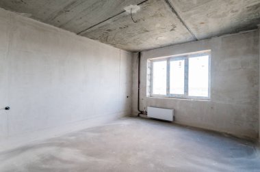 Rusya, Omsk- 05 Ağustos 2019: iç oda dairesi. Kendi kendini bitirmek için kaba bir tadilat. İç dekorasyon, odanın çıplak duvarları, inşaat sahnesi.