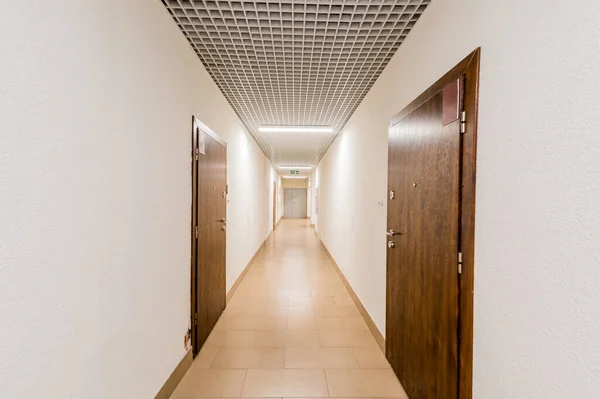 Rusya, Moskova... 05 Ağustos 2019: İç mekan dairesi modern, parlak, rahat atmosfer. oda kapıları, onarım koridoru