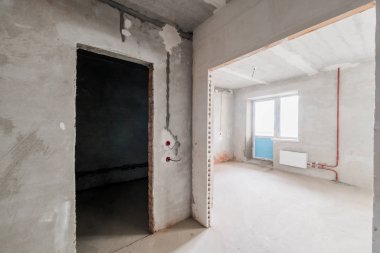 Rusya, Omsk- 05 Ağustos 2019: iç oda dairesi. Pansiyonda standart onarım dekorasyonu. Kendi kendini bitirmek için kaba bir tadilat. İç dekorasyon, odanın çıplak duvarları, inşaat sahnesi.