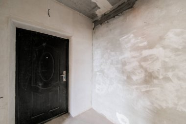 Rusya, Omsk- 05 Ağustos 2019: iç oda dairesi. Pansiyonda standart onarım dekorasyonu. Kendi kendini bitirmek için kaba bir tadilat. İç dekorasyon, odanın çıplak duvarları, inşaat sahnesi.