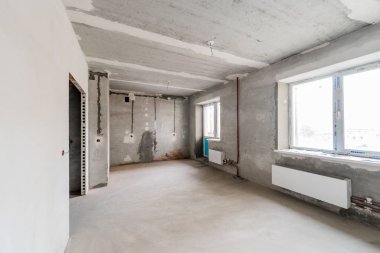 Rusya, Omsk- 05 Ağustos 2019: iç oda dairesi. Pansiyonda standart onarım dekorasyonu. Kendi kendini bitirmek için kaba bir tadilat. İç dekorasyon, odanın çıplak duvarları, inşaat sahnesi.