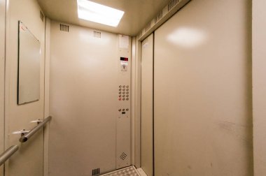 Rusya, Moskova... 05 Ağustos 2019: İç mekan dairesi modern, parlak, rahat atmosfer. Genel temizlik, ev dekorasyonu, satılık ev hazırlığı.