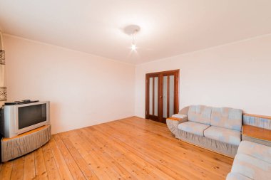 Rusya, Moskova... 05 Ağustos 2019: İç mekan dairesi modern, parlak, rahat atmosfer. Genel temizlik, ev dekorasyonu, satılık ev hazırlığı.