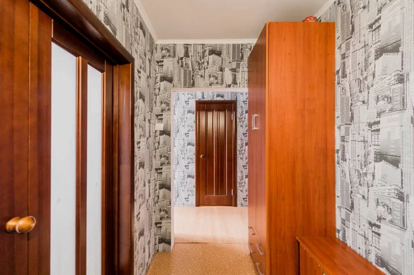 ロシア モスクワ 2019年8月5日 インテリアルームアパート現代明るい居心地の良い雰囲気 掃除や家の装飾家の販売の準備部屋のドア修理廊下 — ストック写真