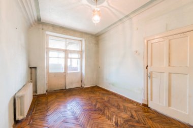 Rusya, Moskova... 5 Ağustos 2019: İç mekan dairesi eski, dikkatsiz, modern olmayan bir ortam. Kozmetik onarım gerekiyor