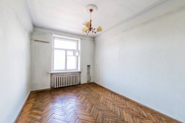 Rusya, Moskova... 5 Ağustos 2019: İç mekan dairesi eski, dikkatsiz, modern olmayan bir ortam. Kozmetik onarım gerekiyor