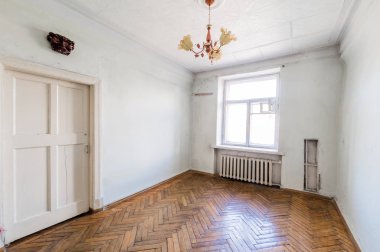 Rusya, Moskova... 5 Ağustos 2019: İç mekan dairesi eski, dikkatsiz, modern olmayan bir ortam. Kozmetik onarım gerekiyor