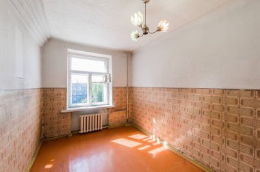 Rusya, Moskova... 5 Ağustos 2019: İç mekan dairesi eski, dikkatsiz, modern olmayan bir ortam. Kozmetik onarım gerekiyor