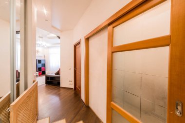 Rusya, Moskova... 05 Ağustos 2019: İç mekan dairesi modern, parlak, rahat atmosfer. Genel temizlik, ev dekorasyonu, satılık ev hazırlığı.