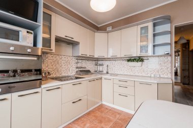 Rusya, Moskova... 05 Ağustos 2019: İç mekan dairesi modern, parlak, rahat atmosfer. Genel temizlik, ev dekorasyonu, satılık ev hazırlığı.