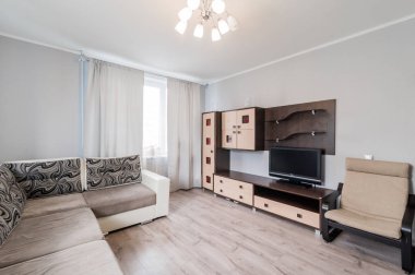 Rusya, Moskova... 05 Ağustos 2019: İç mekan dairesi modern, parlak, rahat atmosfer. Genel temizlik, ev dekorasyonu, satılık ev hazırlığı.