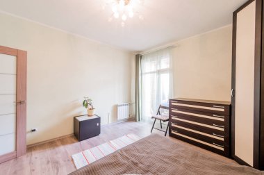 Rusya, Moskova... 05 Ağustos 2019: İç mekan dairesi modern, parlak, rahat atmosfer. Genel temizlik, ev dekorasyonu, satılık ev hazırlığı.