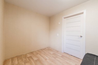 Rusya, Moskova... 05 Ağustos 2019: İç mekan dairesi modern, parlak, rahat atmosfer. Genel temizlik, ev dekorasyonu, satılık ev hazırlığı.