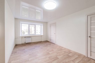 Rusya, Moskova... 05 Ağustos 2019: İç mekan dairesi modern, parlak, rahat atmosfer. Genel temizlik, ev dekorasyonu, satılık ev hazırlığı.