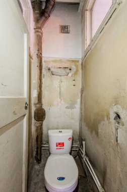 Rusya, Moskova... 5 Ağustos 2019: İç mekan eski, dikkatsiz, modern olmayan bir ortam. Kozmetik onarım gerekiyor