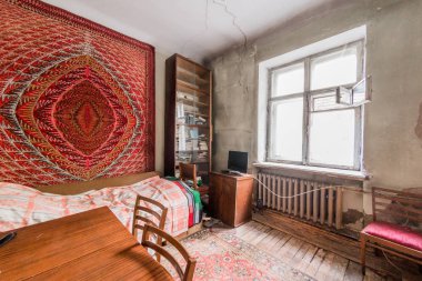 Rusya, Moskova... 5 Ağustos 2019: İç mekan eski, dikkatsiz, modern olmayan bir ortam. Kozmetik onarım gerekiyor