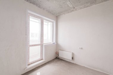 Rusya, Moskova... 5 Ağustos 2019: İçişleri dairesi kendi kendini bitirme için kabataslak onarım. İç dekorasyon, odanın çıplak duvarları, inşaat sahnesi.