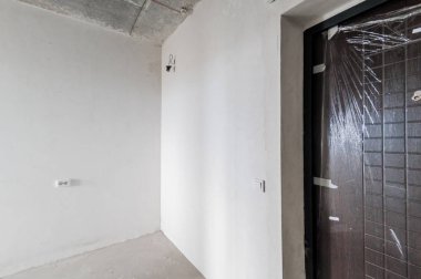 Rusya, Moskova... 5 Ağustos 2019: İçişleri dairesi kendi kendini bitirme için kabataslak onarım. İç dekorasyon, odanın çıplak duvarları, inşaat sahnesi.