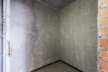 Rusya, Moskova... 5 Ağustos 2019: İçişleri dairesi kendi kendini bitirme için kabataslak onarım. İç dekorasyon, odanın çıplak duvarları, inşaat sahnesi.