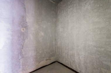 Rusya, Moskova... 5 Ağustos 2019: İçişleri dairesi kendi kendini bitirme için kabataslak onarım. İç dekorasyon, odanın çıplak duvarları, inşaat sahnesi.