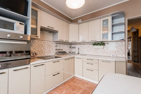 Rusya, Moskova... 05 Ağustos 2019: İç mekan dairesi modern, parlak, rahat atmosfer. Genel temizlik, ev dekorasyonu, satılık ev hazırlığı.