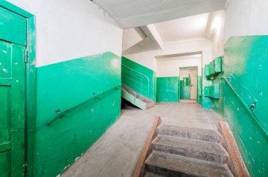 Rusya, Moskova... 05 Ağustos 2019: İç mekan dairesi modern, parlak, rahat atmosfer. Genel temizlik, ev dekorasyonu, satılık ev hazırlığı. halka açık bir yer, sundurma