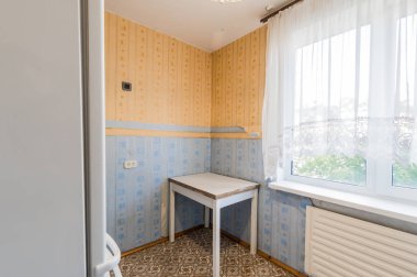 Rusya, Moskova... 05 Ağustos 2019: İç mekan dairesi modern, parlak, rahat atmosfer. Genel temizlik, ev dekorasyonu, satılık ev hazırlığı.