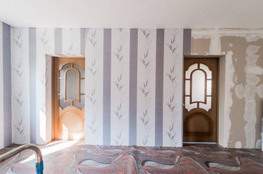 Rusya, Moskova... 5 Ağustos 2019: İç mekan dairesi eski, dikkatsiz, modern olmayan bir ortam. Kozmetik onarım gerekiyor